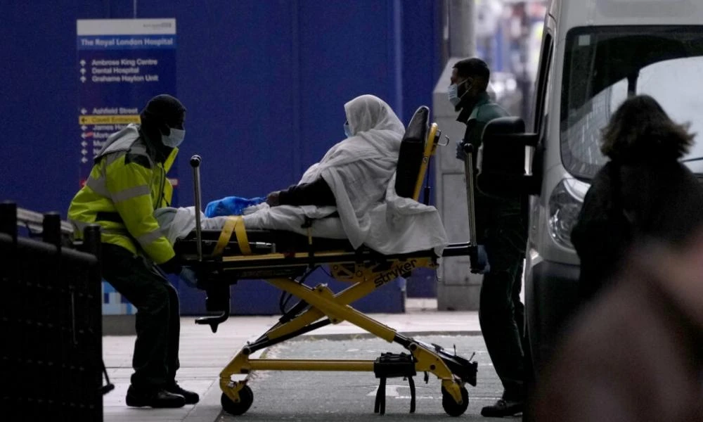 Η φρίκη των βρετανικών νοσοκομείων: Οι ασθενείς νοσηλεύονται σε καρέκλες, ντουλάπες και parking - Πεθαίνουν στους διαδρόμους